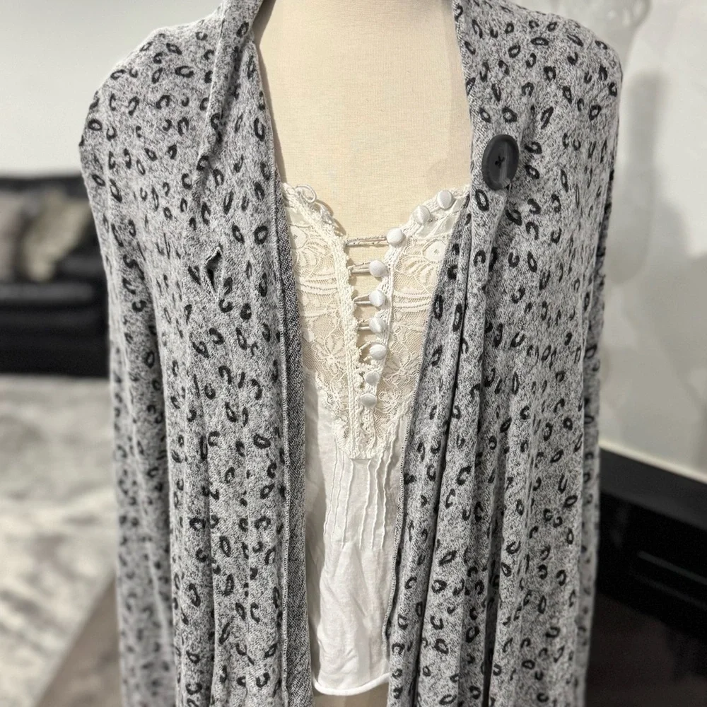 Bobeau Grey Leopard One-Button Fleece Wrap Cardigan - Picture 7 of 12